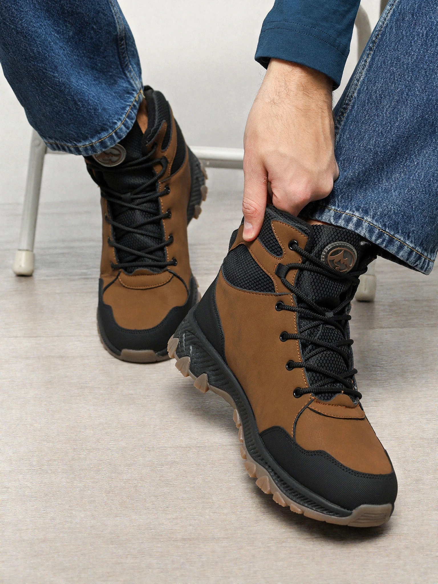 Ботинки комбинированные  коричневого цвета на рельефной подошве